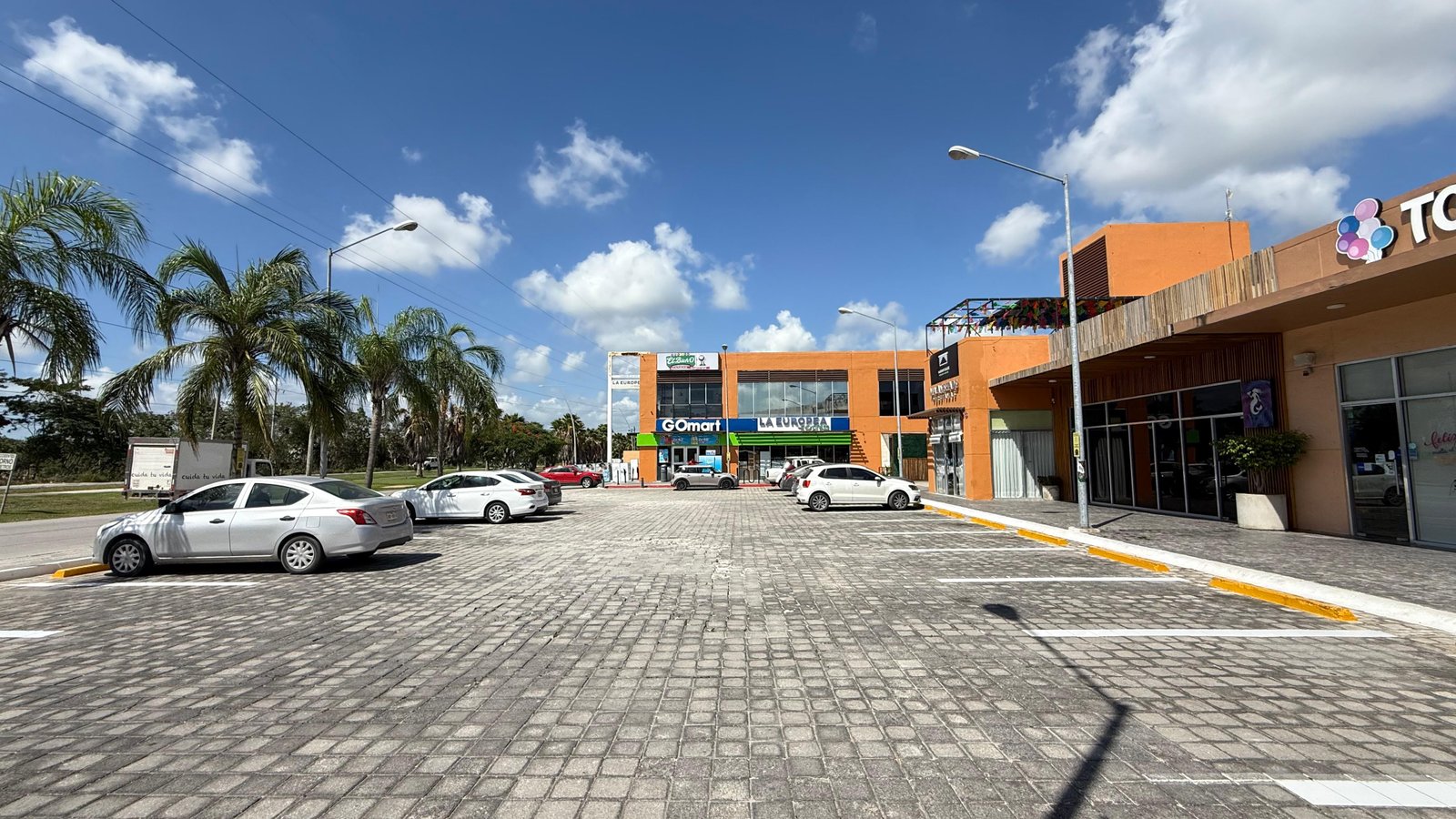 Fachada Stripmall Arbolada