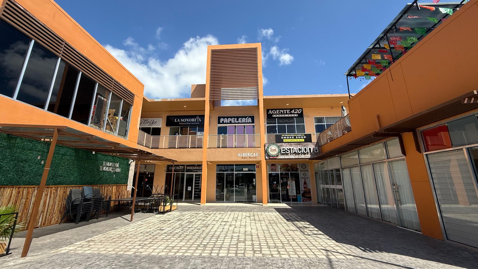Fachada Plaza Central Stripmall Arbolada
